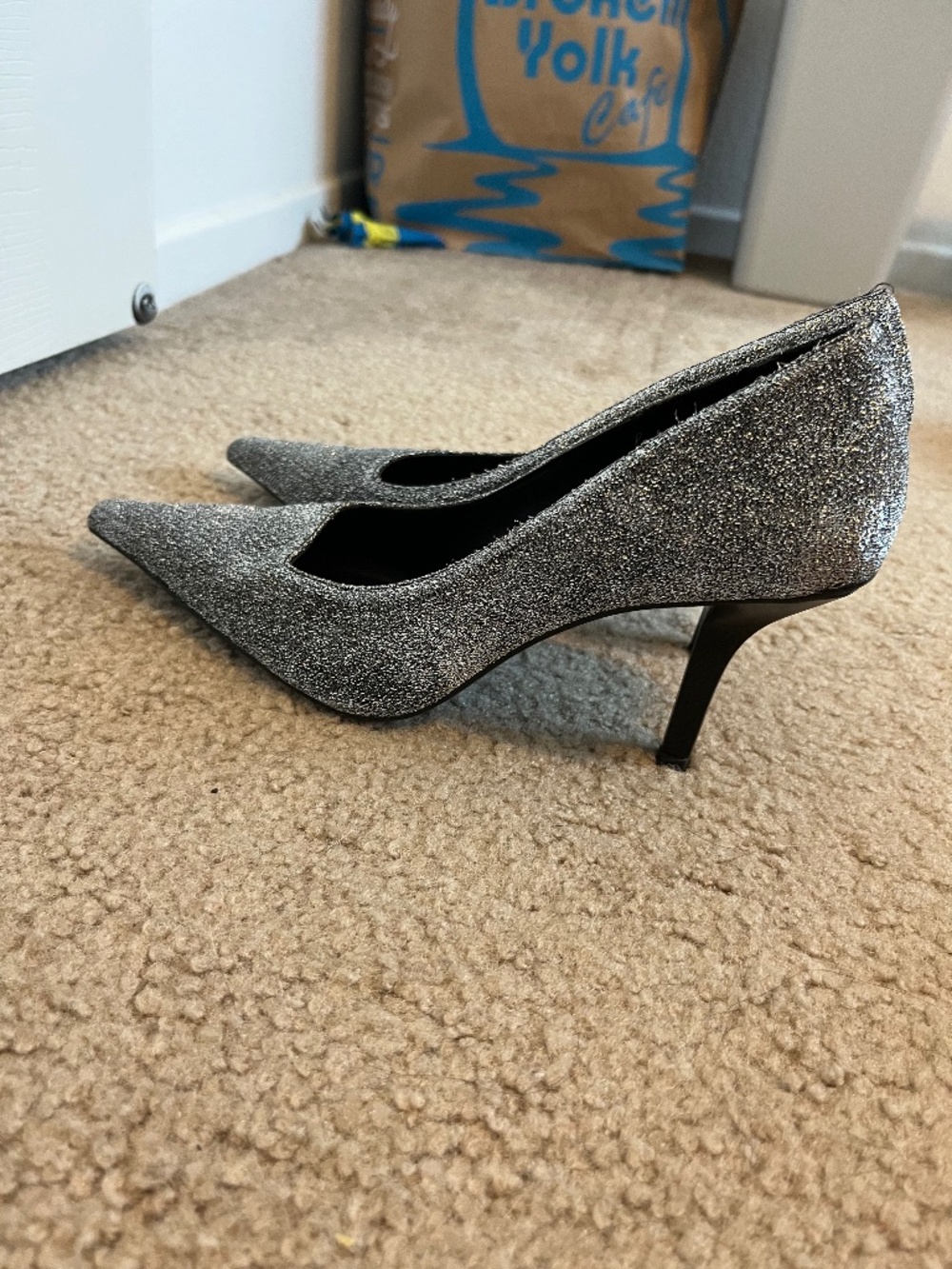 SHINY HIGH-HEELED SHOES